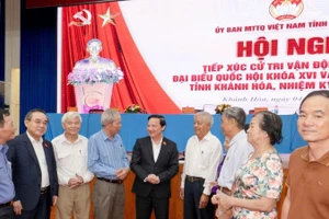 Đồng chí Nguyễn Khắc Định trao đổi với cử tri về các vấn đề cử tri quan tâm.