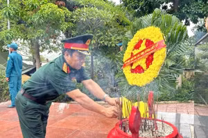 Đoàn công tác dâng hoa, dâng hương tại Nghĩa trang liệt sĩ xã Đông Khánh Sơn (tỉnh Khánh Hòa).