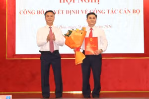Đồng chí Nguyễn Việt Hùng, Chủ tịch Ủy ban nhân dân tỉnh trao quyết định công tác cán bộ.