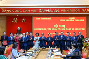 Bí thư Đảng ủy Chính phủ, Thủ tướng Chính phủ Phạm Minh Chính và Thường trực Ban Bí thư Trần Cẩm Tú, Bí thư Đảng ủy các cơ quan Đảng Trung ương với các đại biểu dự hội nghị. (Ảnh: DUY LINH)