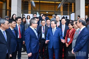 Chủ tịch Quốc hội Trần Thanh Mẫn với lãnh đạo Bộ Ngoại giao, các đại sứ, trưởng cơ quan đại diện ngoại giao Việt Nam ở nước ngoài. (Ảnh: DUY LINH)