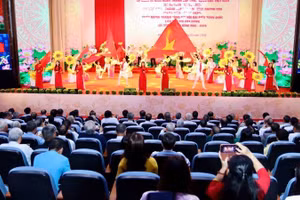 Văn nghệ chào mừng gặp mặt kỷ niệm 96 năm Ngày thành lập Đảng Cộng sản Việt Nam tại Khánh Hòa.