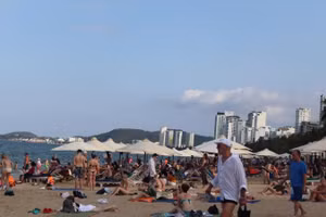 Bãi biển Trần Phú (Nha Trang) đông kín người ngay từ ngày đầu kỳ nghỉ lễ Giỗ Tổ Hùng Vương.