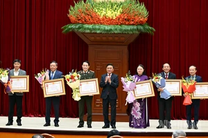 Thường trực Ban Bí thư Trần Cẩm Tú trao Huân chương Lao động hạng Nhất cho các đơn vị có thành tích xuất sắc, đột xuất trong công tác tham mưu, tổ chức, phục vụ Đại hội XIV của Đảng. (Ảnh: DUY LINH)