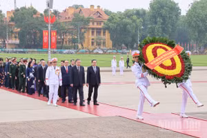 Đoàn đại biểu lãnh đạo, nguyên lãnh đạo Đảng, Nhà nước do Tổng Bí thư, Chủ tịch nước Tô Lâm dẫn đầu đến đặt vòng hoa và vào Lăng viếng Chủ tịch Hồ Chí Minh.