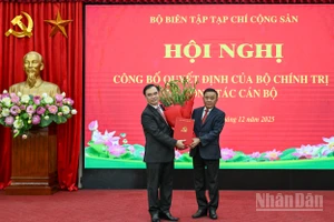 Thường trực Ban Bí thư Trần Cẩm Tú trao Quyết định của Bộ Chính trị, tặng hoa chúc mừng đồng chí Dương Trung Ý. (Ảnh: DUY LINH) 