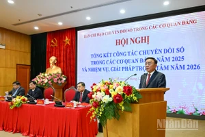 Thường trực Ban Bí thư Trần Cẩm Tú, Trưởng Ban Chỉ đạo Chuyển đổi số trong các cơ quan đảng phát biểu khai mạc, gợi mở các nội dung thảo luận tại hội nghị. (Ảnh: DUY LINH) 