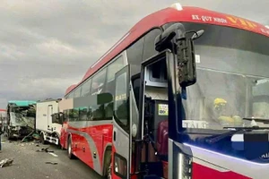 Hiện trường vụ tai nạn liên hoàn tại cao tốc Vân Phong-Nha Trang.