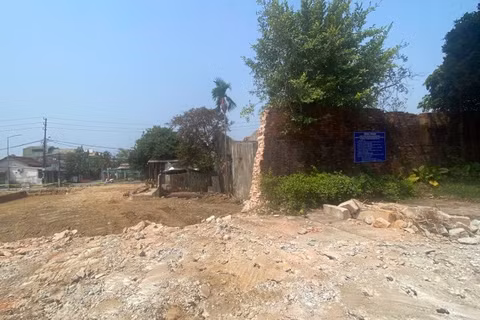 Bức tường ngăn cách hơn 100 năm qua đã được đập bỏ.