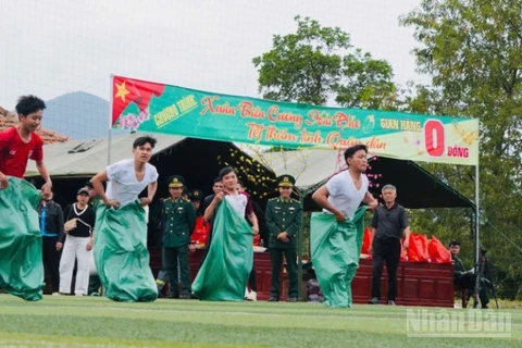 Nhiều trò chơi dân gian được tổ chức để mang thêm không khí Xuân cho ngày hội.