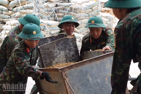 Bộ đội vận chuyển vật tư xây dựng vào công trình. 