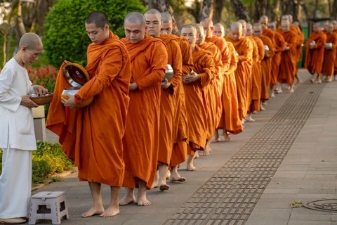 Đoàn khất thực đi qua công viên trước Ủy ban nhân dân thành phố Huế sáng 1/3. (Ảnh: Lê Đình Hoàng)