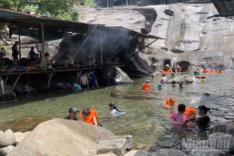 Ngày 3/6, có hai du khách gặp nạn khi đi chơi suối, một người bị đột quỵ, một người bị đuối nước.