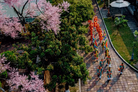 Những năm gần đây, bắt đầu từ tháng Ba, Đại Nội (Huế) thường đón những đoàn khách vào chỉ để tìm, ngắm loài hoa vương giả.