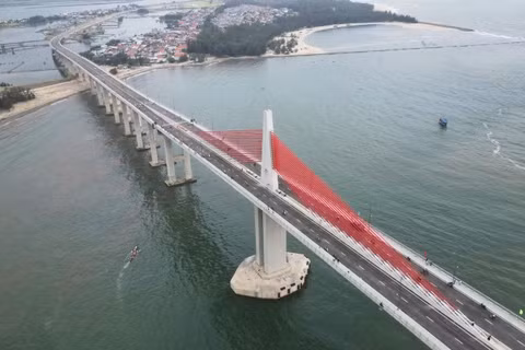 Cầu vượt cửa biển Thuận An được xem là cầu vượt cửa biển dài nhất miền trung.