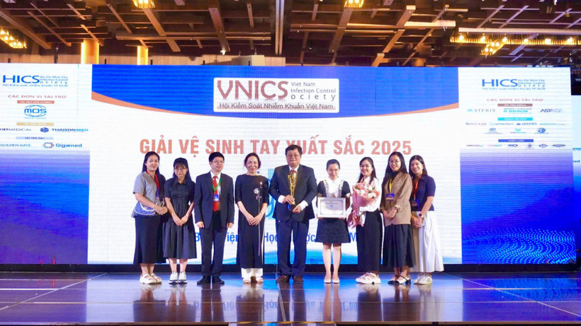 Bệnh viện Đại học Y dược Thành phố Hồ Chí Minh nhận giải thưởng. 