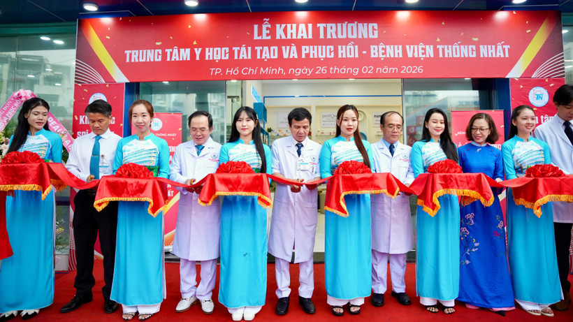 Đại biểu cắt băng khai trương Trung tâm Y học tái tạo và phục hồi tại Bệnh viện Thống Nhất.