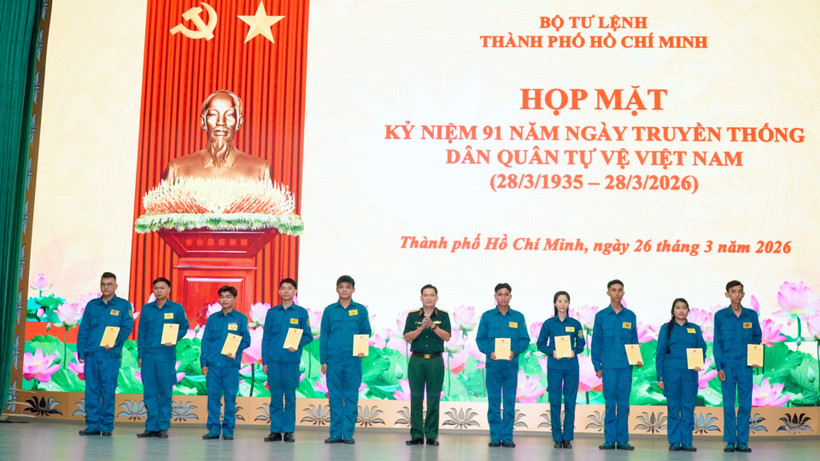 Thủ trưởng Bộ Tư lệnh Thành phố tặng quà cho dân quân thường trực có hoàn cảnh khó khăn.