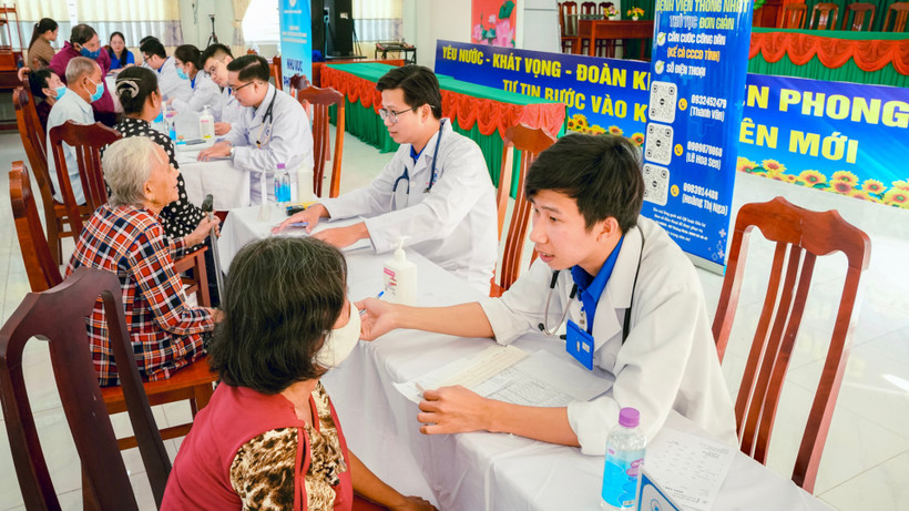 Bác sĩ Bệnh viện Thống Nhất khám sức khỏe người cao tuổi tại tỉnh Vĩnh Long. (Ảnh: Bệnh viện cung cấp)