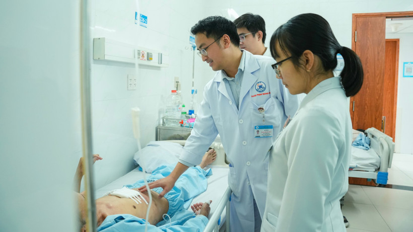 Các bác sĩ tại Bệnh viện Thống Nhất thăm khám cho bệnh nhân sau phẫu thuật. 