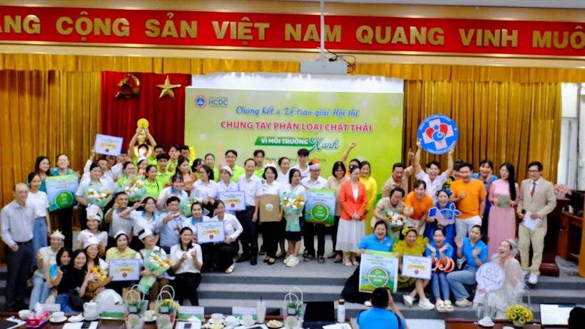 Trao giải thưởng cho các đội thi chung kết.