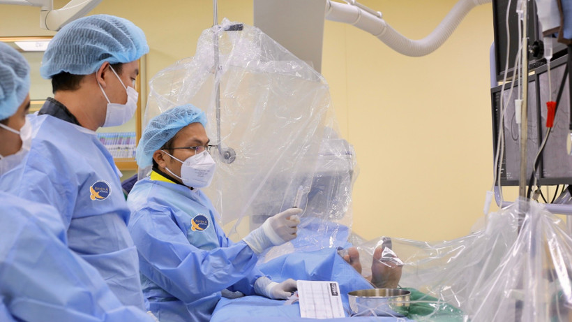 Ê-kíp bác sĩ phẫu thuật can thiệp mạch vành. (Ảnh: Bệnh viện cung cấp)