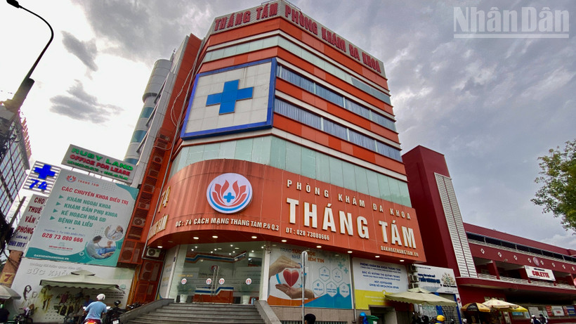 Phòng khám Tháng Tám liên tục bị phát hiện vi phạm về hành vi "vẽ bệnh, moi tiền".