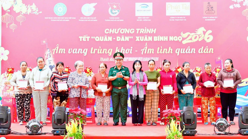 Thủ trưởng Bộ Tư lệnh Thành phố Hồ Chí Minh trao quà Tết cho người dân tại xã Thạnh An. (Ảnh: HỮU TÂN)