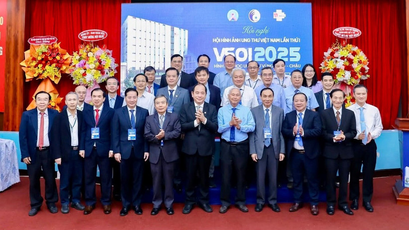 Đại biểu chụp ảnh lưu niệm tại Hội nghị lần thứ nhất Hội Hình ảnh ung thư Việt Nam. (Ảnh: Bệnh viện cung cấp).