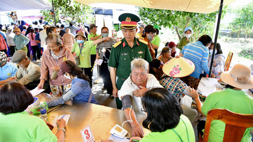 Khám sức khỏe cho người dân ở xã Cần Giờ. (Ảnh: HỮU TÂN).