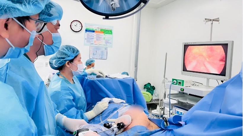 Bác sĩ Bệnh viện Chợ Rẫy thực hiện phẫu thuật nội soi. (Ảnh: Bệnh viện cung cấp)