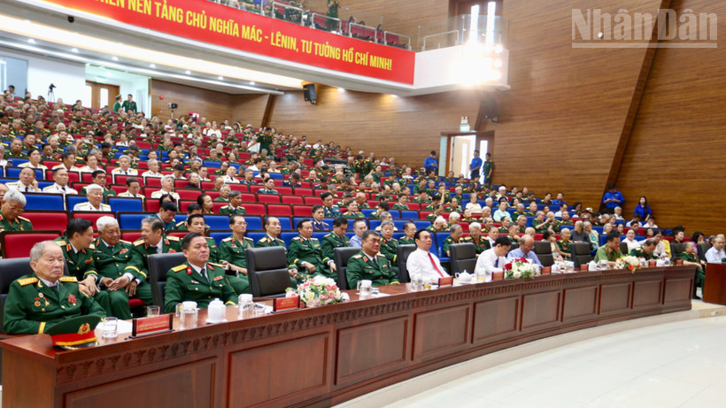 Quang cảnh buổi gặp mặt các cán bộ cao cấp quân đội. 