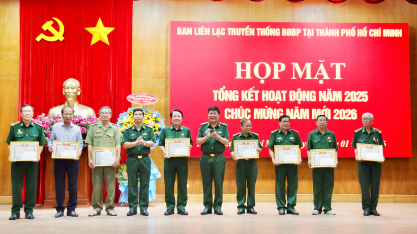 Công tác khen thưởng những hội viên tiêu biểu thuộc Ban liên lạc truyền thống Bộ đội Biên phòng Thành phố Hồ Chí Minh. (Ảnh: QUANG TIẾN)