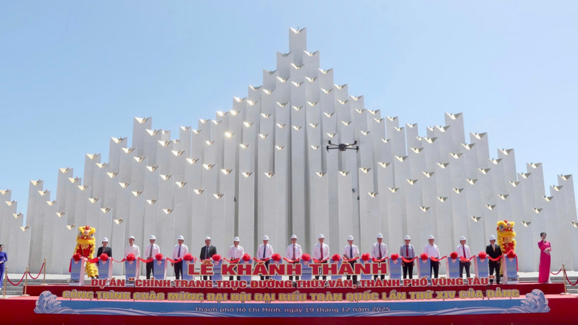 Lãnh đạo Thành phố Hồ Chí Minh và các đại biểu cắt băng khánh thành dự án.