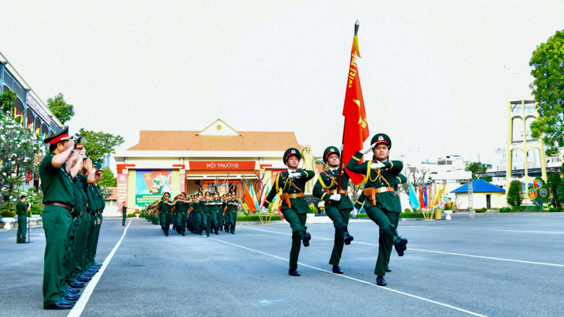 Cán bộ, chiến sĩ lực lượng vũ trang Thành phố Hồ Chí Minh tham gia chào cờ đầu Xuân Bính Ngọ. (Ảnh: HỮU TÂN)