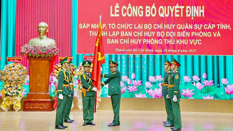 Thượng tướng Võ Minh Lương, Thứ trưởng Quốc phòng trao Quân kỳ Quyết thắng cho các đơn vị.
