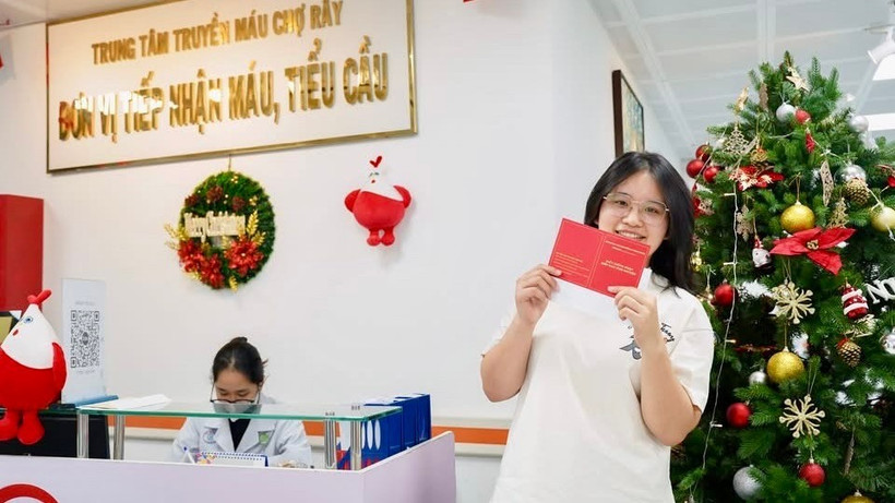 Một bạn trẻ tham gia hiến máu tình nguyện tại Bệnh viện Chợ Rẫy.