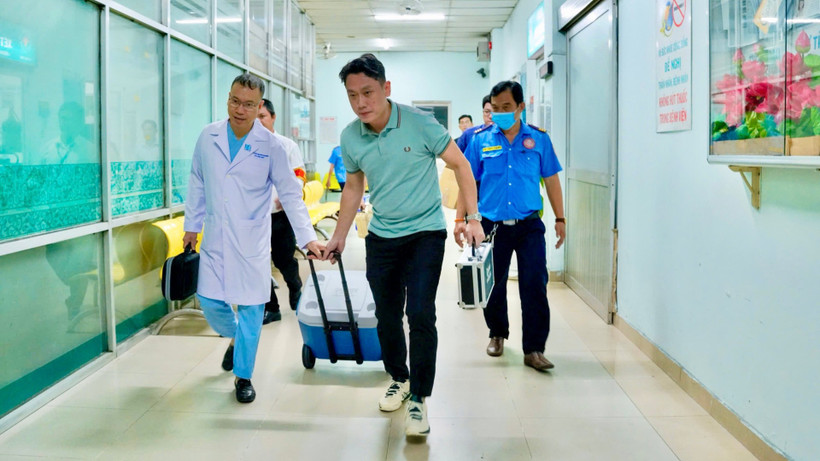 Trái tim hiến tặng được ê-kíp bác sĩ vận chuyển khẩn trương về ghép cho bệnh nhi. 