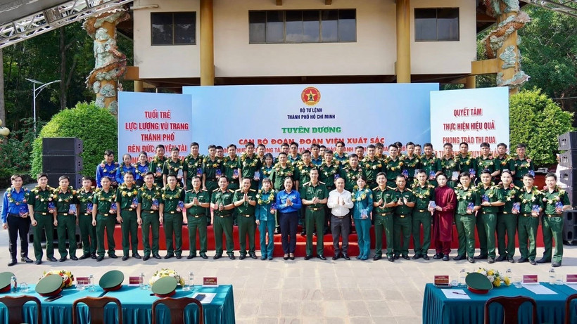 Tuyên dương 95 cán bộ Đoàn, đoàn viên tiêu biểu. (Ảnh: NGUYÊN PHÚ)