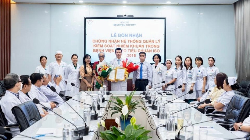 Lễ trao chứng nhận ISO 9001:2015 cho Khoa Kiểm soát nhiễm khuẩn, Bệnh viện Chợ Rẫy. 