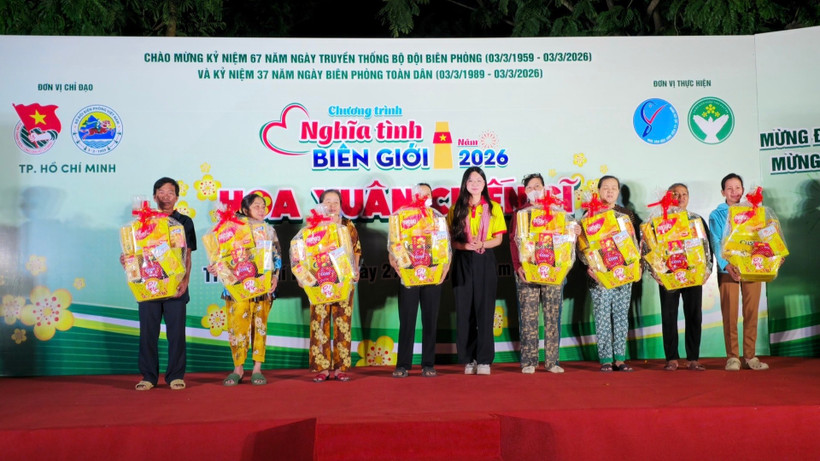 Trao quà Tết cho những hộ gia đình khó khăn tại xã Cần Giờ. (Ảnh: VĂN DANH).