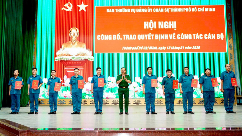 Trao quyết định cán bộ cho Ban Chỉ huy Quân sự cấp xã tại Thành phố Hồ Chí Minh.