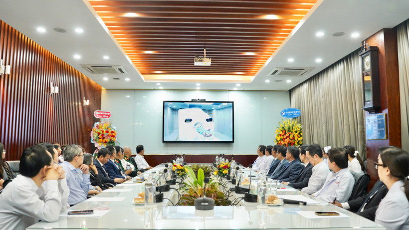 Các chuyên gia y tế theo dõi ứng dụng của hệ thống mới.