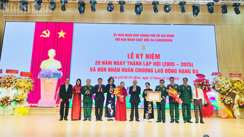 Nguyên Chủ tịch nước Nguyễn Minh Triết trao Huân chương Lao động hạng Ba cho Hội nạn nhân chất độc da cam/dioxin Thành phố Hồ Chí Minh.