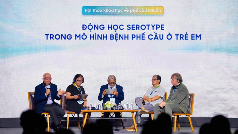 Các chuyên gia trao đổi về phòng bệnh phế cầu khuẩn ở trẻ em. 