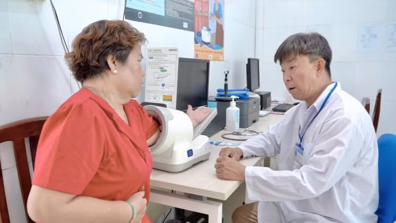 Khám sức khỏe người cao tuổi tại Trạm y tế xã Thạnh An.