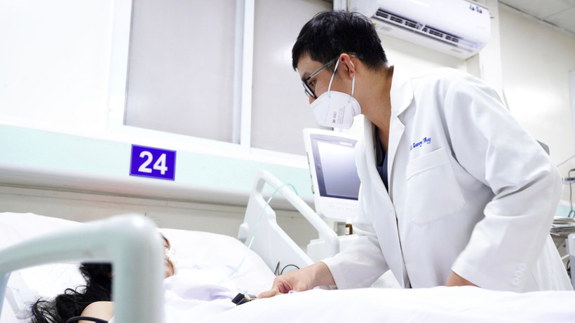 Bác sĩ Bệnh viện Nhân dân Gia Định thăm khám cho bệnh nhân trong vụ cháy.