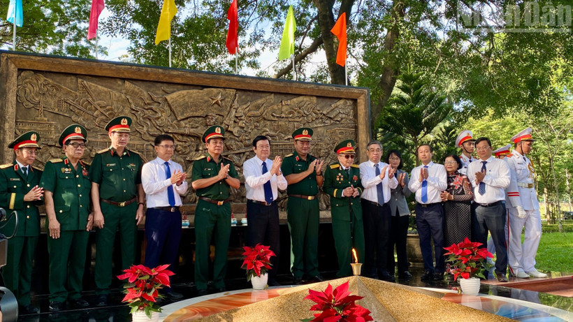 Các đại biểu dự Lễ khánh thành Bia tưởng niệm cán bộ, chiến sĩ Biệt động Sài Gòn-Gia Định.