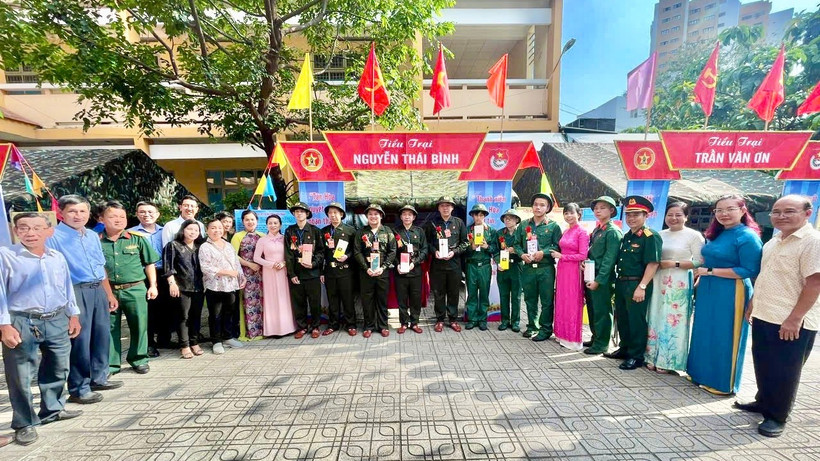 Thanh niên tại phường Tân Hòa, Thành phố Hồ Chí Minh hăng hái, sẵn sàng lên đường nhập ngũ.