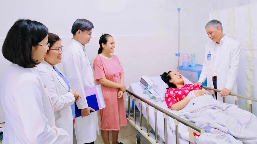 Y, bác sĩ Bệnh viện Từ Dũ thăm sản phụ sau ca can thiệp thành công.